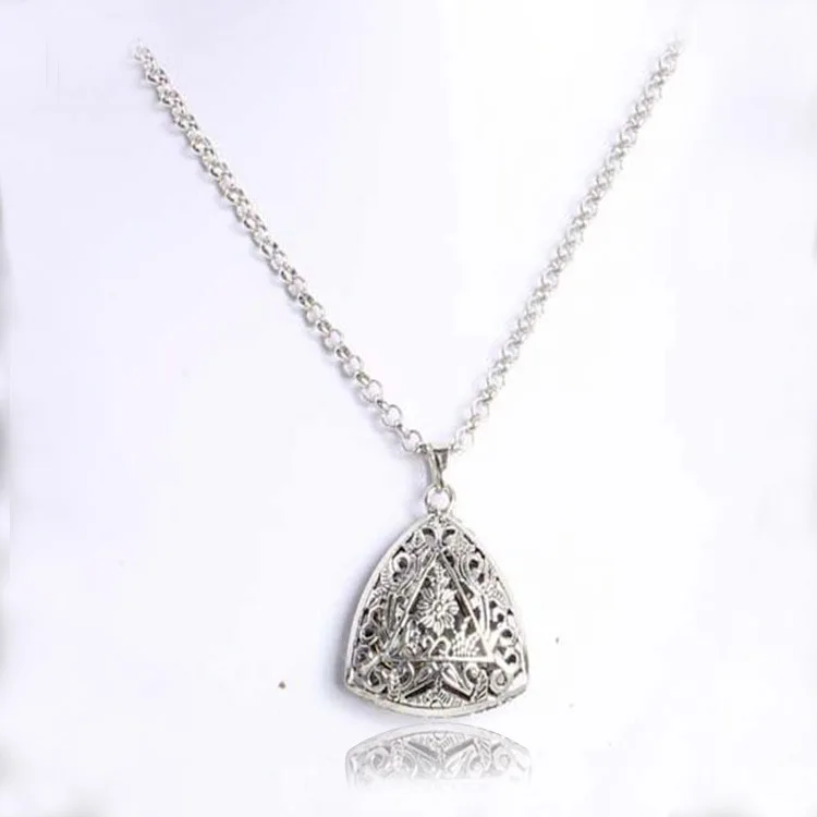 

Punk 2018 New Fashion Sweater Chain Silver Texture Hollow Printed Triangle Long Ladies Necklace Wholesale Sales Necklace Girls
