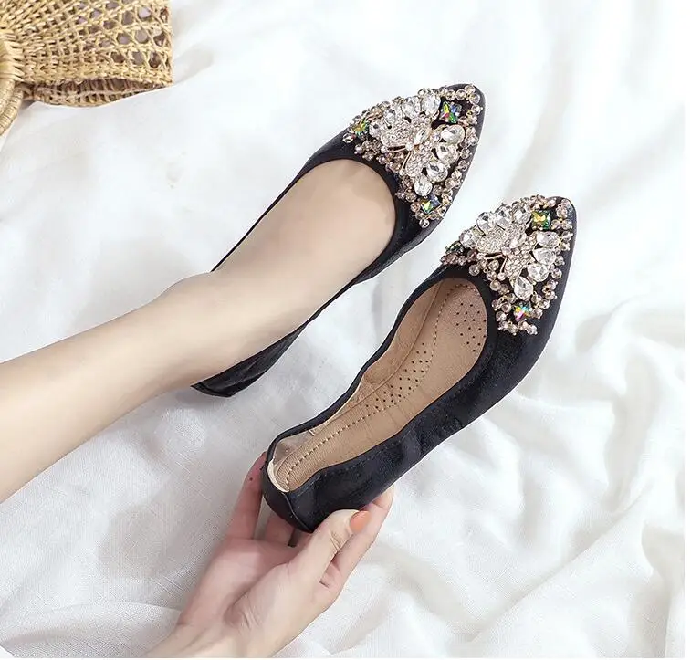 Новые женские туфли на плоской подошве с кристаллами; большие размеры; элегантные удобные женские модные мягкие туфли со стразами для девочек; размеры 34-43 - Цвет: Черный