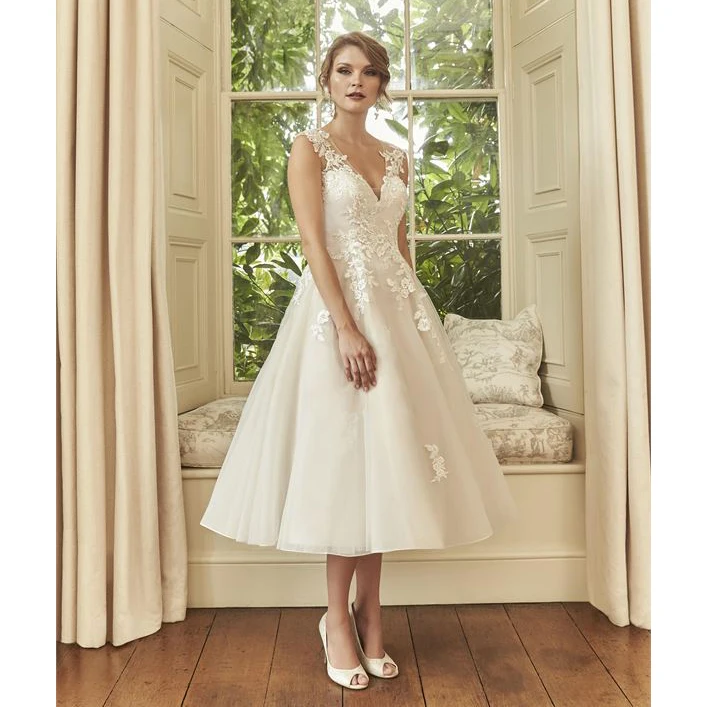 

Tea Length Backless Princess Boho Wedding Dress Sexy V Neck Top Lace Appliques Vestidos De Noiva Short Bride Dress 2019