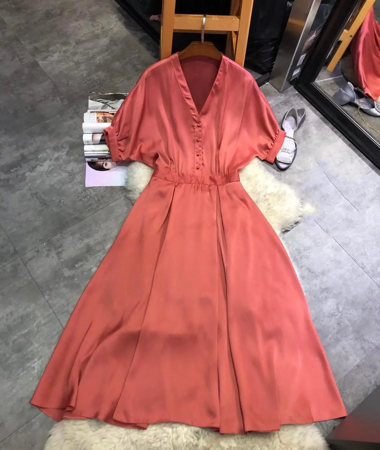 

2019 new ladies fashion short-sleeved V-neck large swing stitching dress 0626