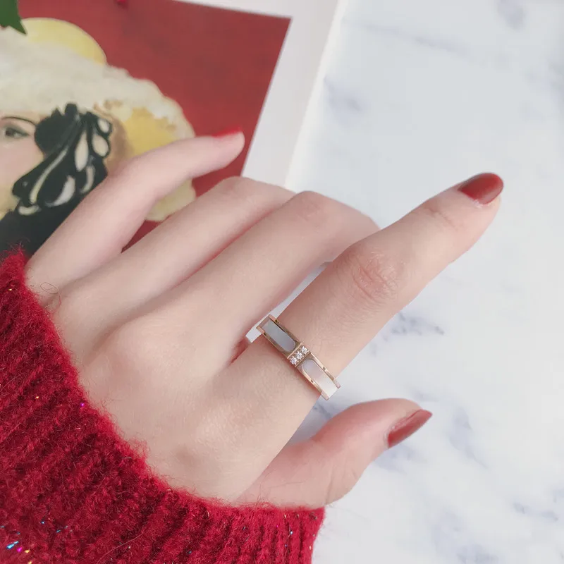 

2019 Hot Fashion jewelry European RING RING female Crystal from Swarovski Simple shell micro-inlaid zircon titanium steel ring
