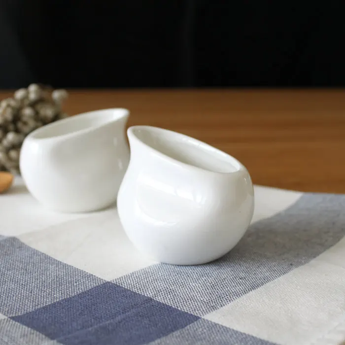 

A1 Simple and creative high temperature white ceramic milk cans Creamer cup milk jug juice cup zakka props 100ml lo10101053