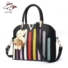 2017 neue Frauen Handtaschen Regenbogen Farbe Frauen Umhängetasche Bär Anhänger Leder Shell Umhängetasche V Crossbody Tasche Marke