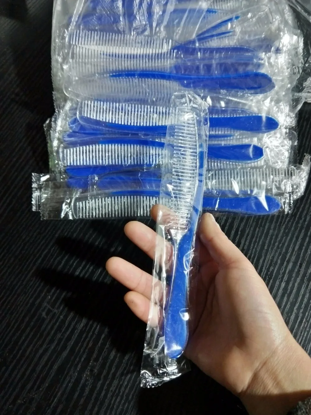 

Free Shipping 100%Brand New Good Quality 100pieces/lot disposable Hotel Comb Independent Package Restaurant Supplies