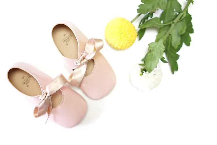 Детские сандалии из искусственной кожи детские мокасины с перфорацией детская обувь для новорожденных сандалии на шнуровке для маленьких девочек - Цвет: Розовый
