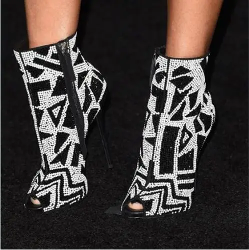 Новые черно-белая, с геометрическим узором кристаллизуется с открытым носком ботильоны горный хрусталь полный шипованные высокие ботинки