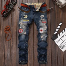 Männer Jeans Kleidung Marke Gerissen Dünne Hosen Denim Stickerei Jeans Herren Gerade Baumwolle Homme Abzeichen Tinte Löcher Bleistift Hosen