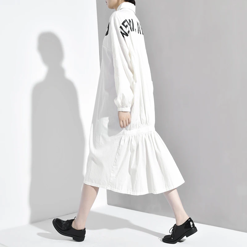 

[EAM] 2019 New Spring Autumn Lapel Long Sleeve Letter Printed Back Pleated Loose Big Size Long Dress Women Fashion Tide F9550