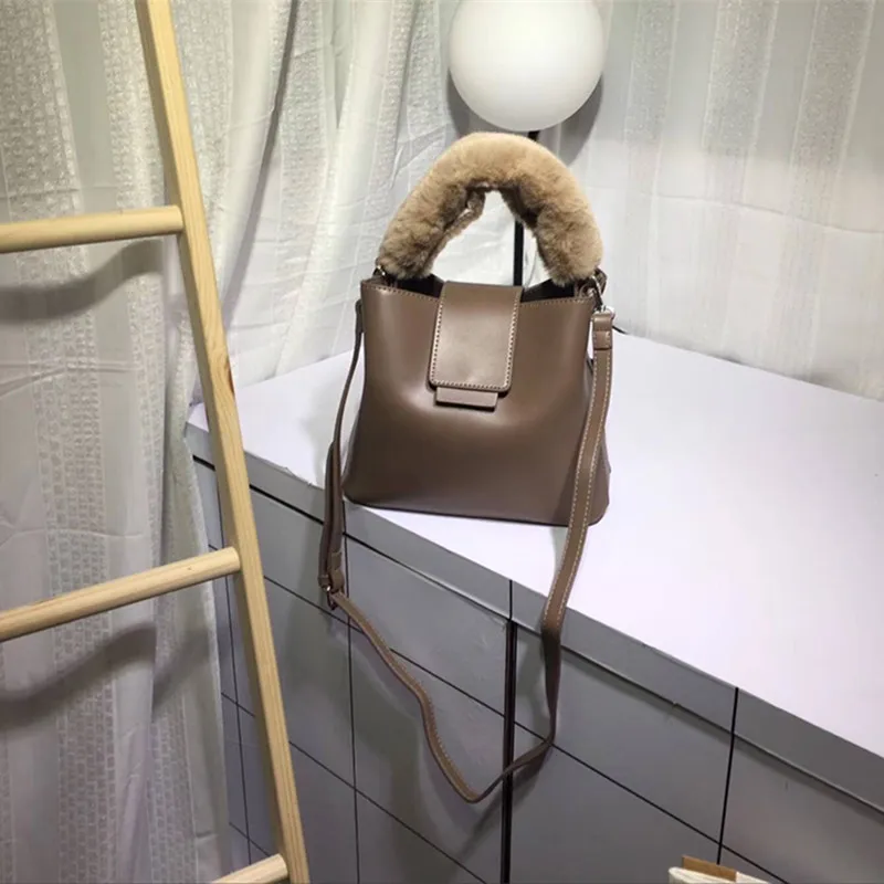 Благородный ведро плакаты с изображением женских сумочек сумка Симпатичные Японии меховая ручка Сумки зима Одежда высшего качества кожа