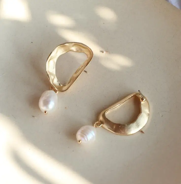 AOMU New Design Matte Metal Gold Hollow Geometric Circle Square Irregular Natural Freshwater Pearl Long Earrings for Women