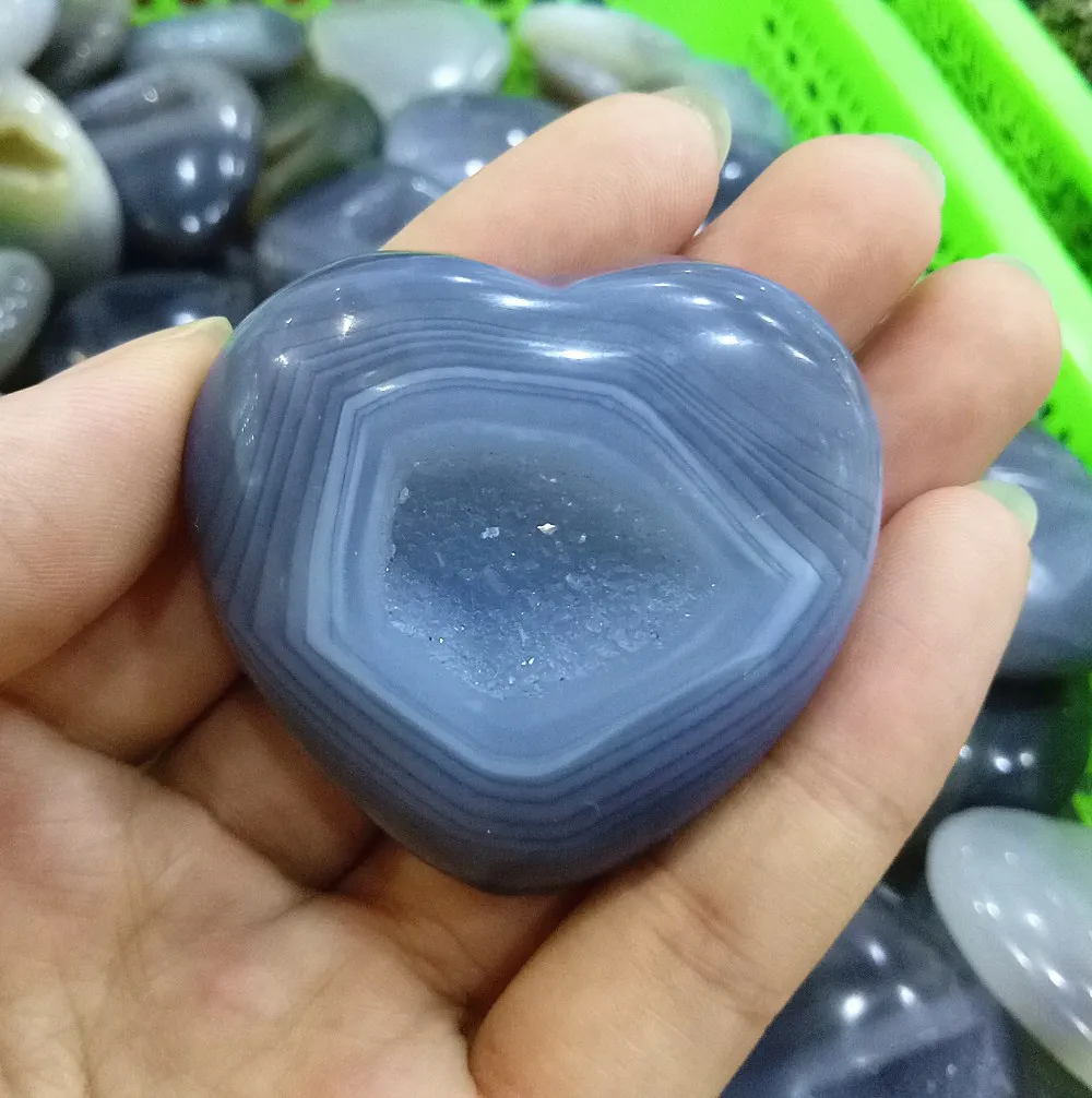 

4-5cm Natural agate Quartz Heart Love Carved Palm Worry crystal Stone heart Chakra Reiki Balancing Color random transmission