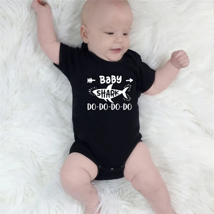 Одежда для новорожденных Модный черный короткий комбинезон с принтом Акулы детский пуловер с круглым вырезом детский летний комбинезон