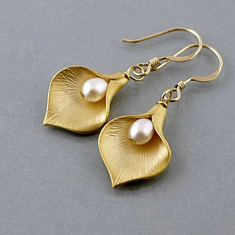

Gold&Silver Color Pearl Dangle Earrings Blue Stone Drop Earrings for Women Fashion Jewelry Creative Lady Petals Earrings O3M124