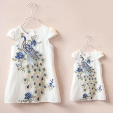 2016 Nouveau Élégant Mère Fille Robes Vêtements Paon Broderie Robe pour Maman et Enfants À Manches Courtes Famille Filles Clothing