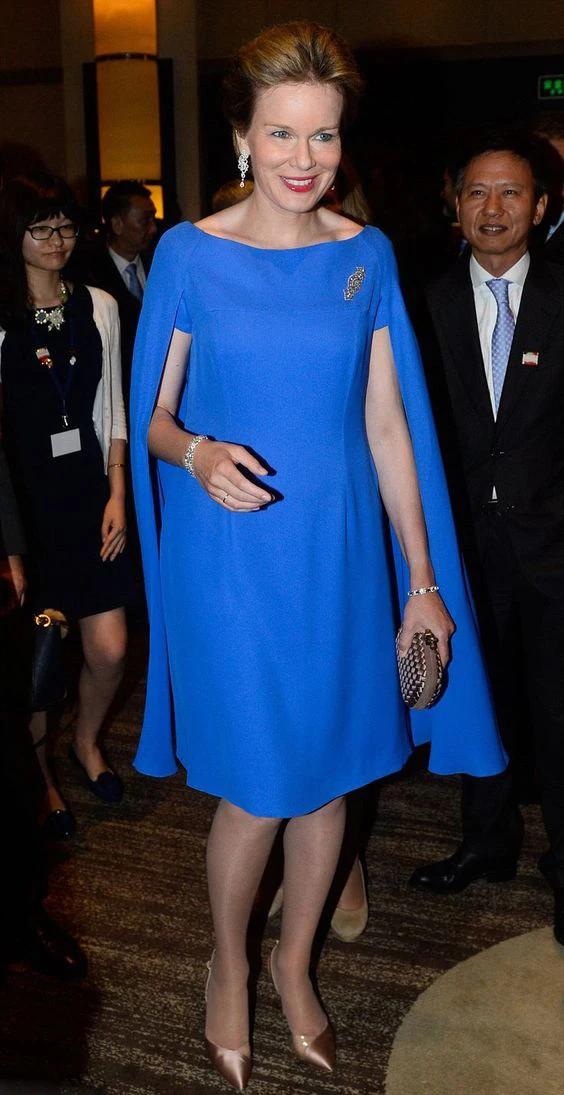 

Mother Of The Bride Dresses with Cape 2022 Knee length Short Royal Blue Wedding Party Celebrity Gown vestido de madrinha farsali