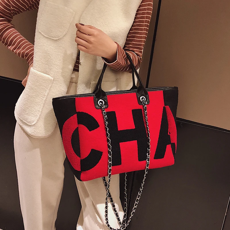 

2018 new fashion plush casual letters portable wild chain shoulder slung tote bag.