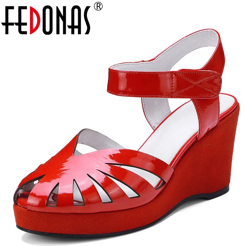 Женские сандалии FEDONAS черные/белые/красные на платформе из лакированной кожи