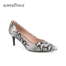 SOPHITINA/Модные женские туфли-лодочки из змеиной кожи. Верх этой модели выполнен в лаконичном дизайне. Дамские туфли с остренным мыском на среднем тонком каблуке.Всесезонная модная обувь для женщин. Вечерние туфлиSC32