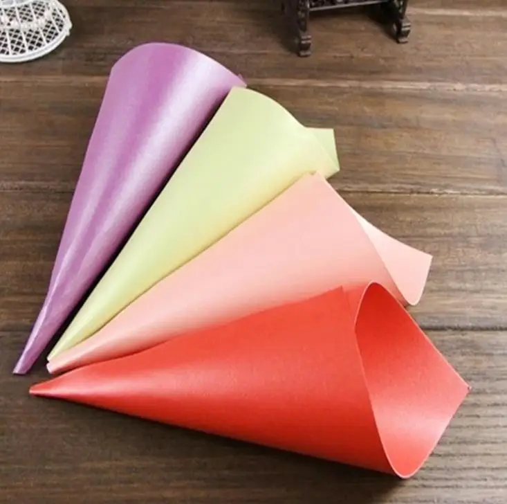 

100pcs Wedding Paper Cones Box Wedding Favors Cone Candy Box Marriage Embalagem Gift Box Packaging Pearl Paper