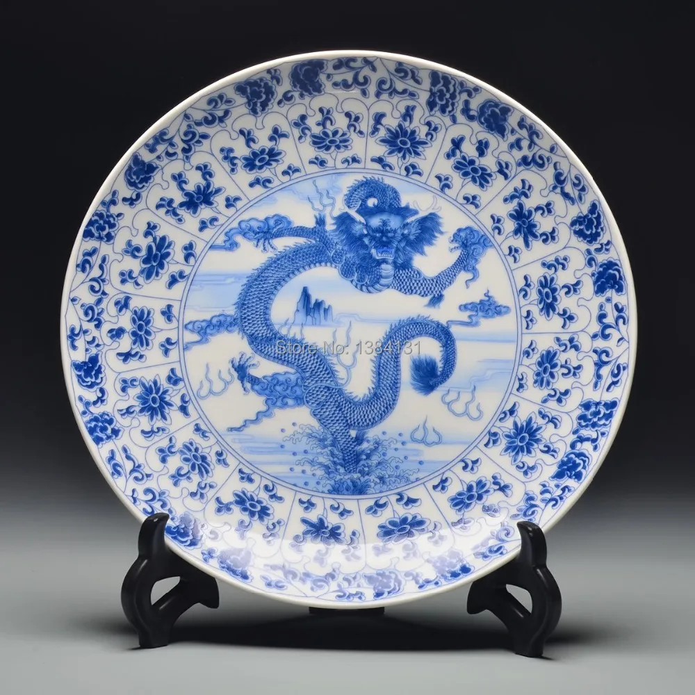 Qianlong dragon pattern of blue and white porcelain plate in ancient China