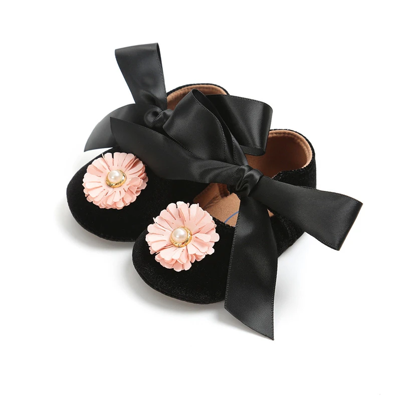 Осенняя обувь для маленьких девочек; вечерние туфли принцессы с мягкой нескользящей подошвой с цветочным принтом и лентами для малышей; обувь для начинающих ходить - Цвет: Черный