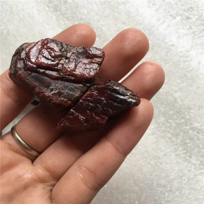 2 шт. Редкие натуральные камни и минералы из МАКАРСКОГО сырья красный корунд