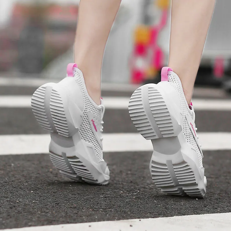Женские белые кроссовки; женская обувь для бега; летние розовые кроссовки; спортивная обувь на платформе; женская обувь, увеличивающая рост