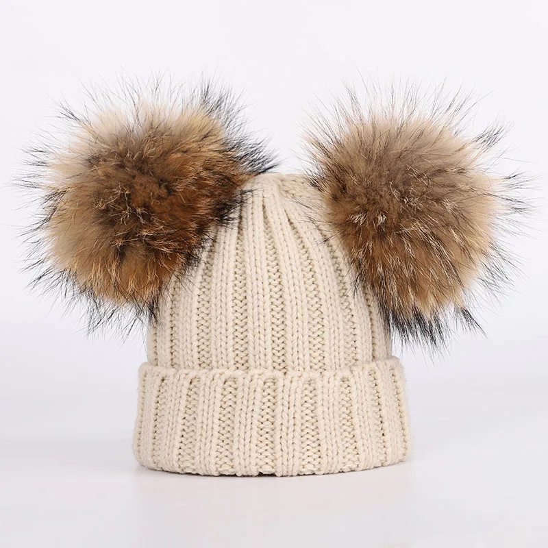 Новые зимние вязаные детские хлопковые шапки с помпоном из меха енота, теплые удобные модные однотонные шапки для мальчиков и девочек