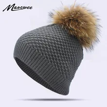 Теплый натуральный мех енота Шапки для Для женщин трикотажной тесьмой шапочка женские шапки помпоном головные уборы зима девушка леди Skullies Шапки