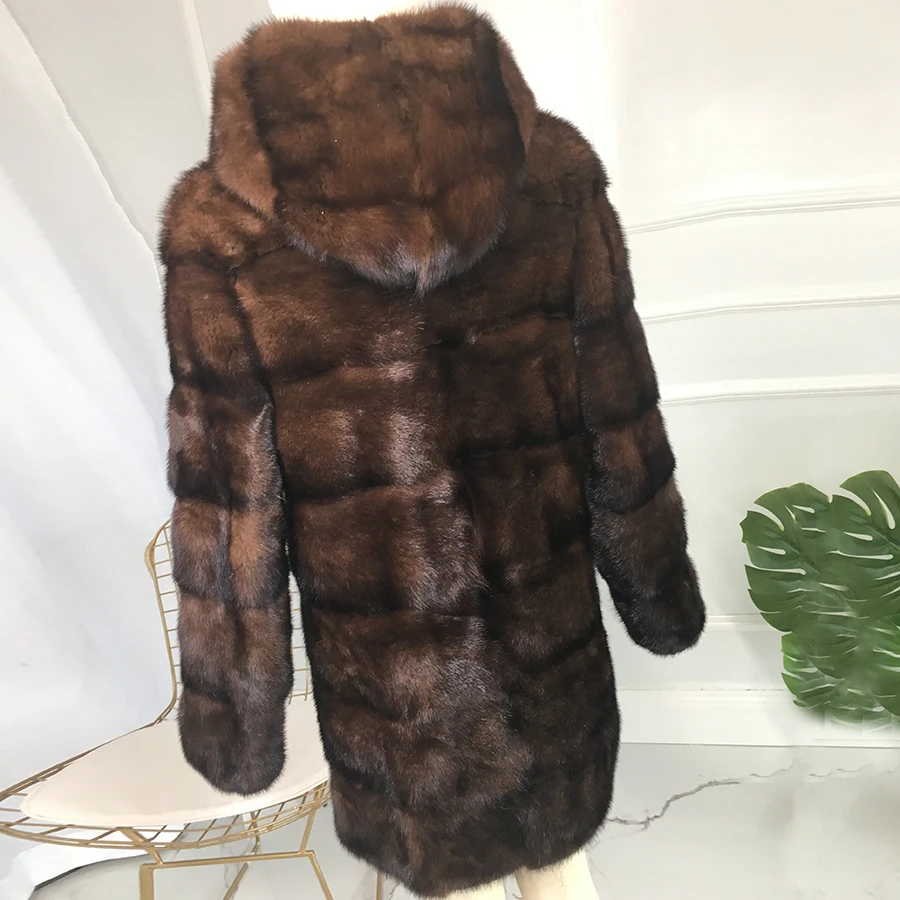 Настоящее пальто с мехом норки с длинное пальто в шляпе моды, чтобы согреться