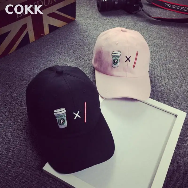 Prix pour COKK Nouvelle Broderie de Dessin Animé D'été Cola Baseball Cap Snapback Chapeaux Casquette Os Coton Chapeau Pour Hommes Femmes Vêtements En Gros Prix pour COKK Nouvelle Broderie de Dessin Animé D'été Cola Baseball Cap Snapback Chapeaux Casquette Os Coton Chapeau Pour Hommes Femmes Vêtements En Gros