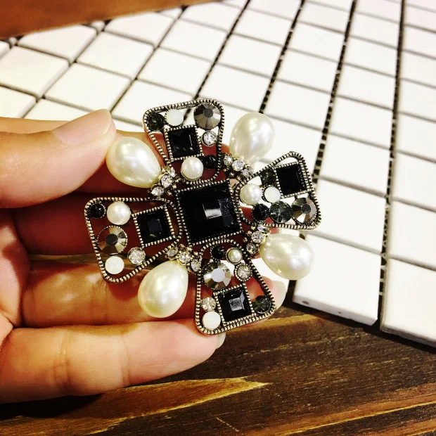 

2.1 Inch Antique Gold Tone Black Crystal and Pearl Brooch Vintage