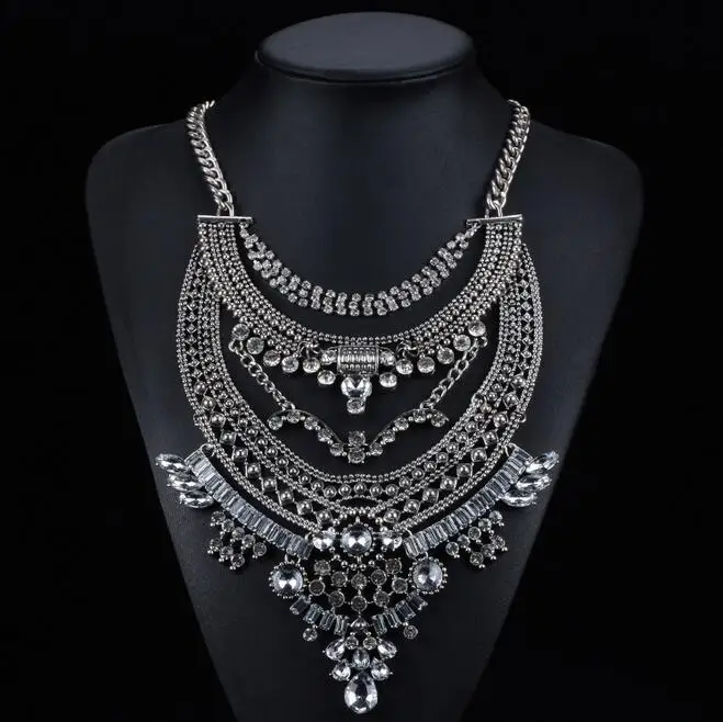 Массивное черное колье. Массивное украшение на шею. Колье на шею. Массивное украшение на шею. Массивное ожерелье на шею.