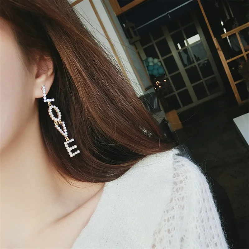 Асимметричный корейский Блестящий Стразы полые с надписью «LOVE» и свисающие серьги с искусственным жемчугом, серьги с кисточками для Для женщин 5C3014