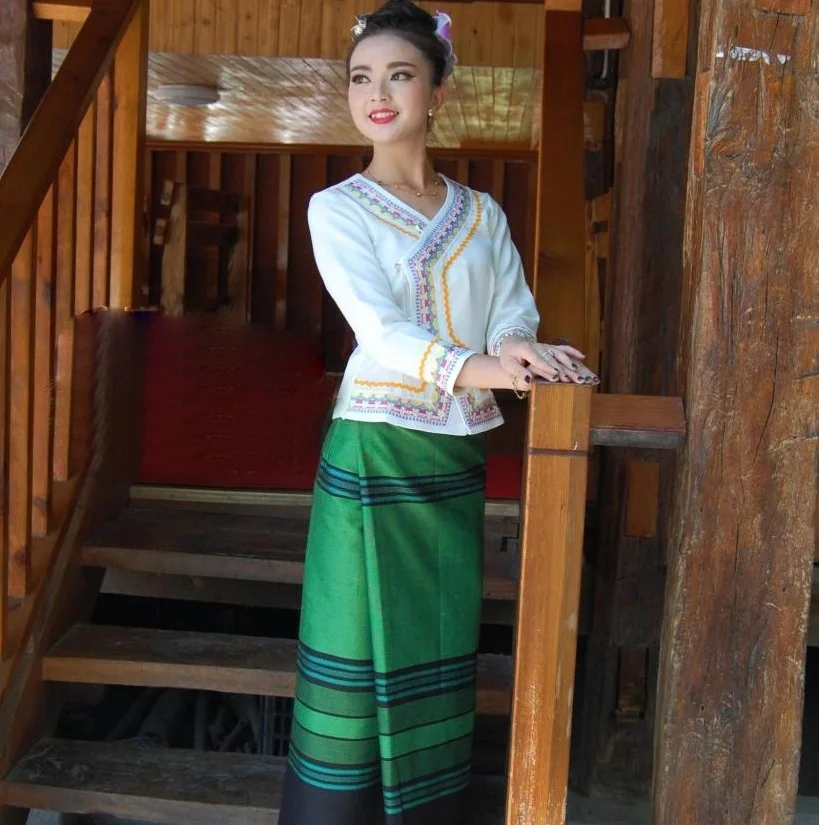 China YunNan Xishuangbanna Dai Traditionele Kleding Witte Lange Mouwen Groen Rok Ober's Leven Werkkleding Etnische Speciale Uniform China YunNan Xishuangbanna Dai Traditionele Kleding Witte Lange Mouwen Groen Rok Ober's Leven Werkkleding Etnische Speciale Uniform