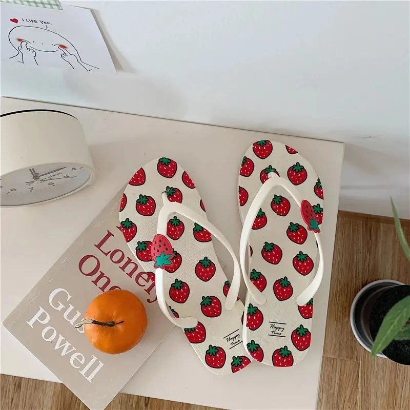 

2019 new girl cute strawberry print flip flops female summer new non-slip bathroom slippers girl clip toe beach cool