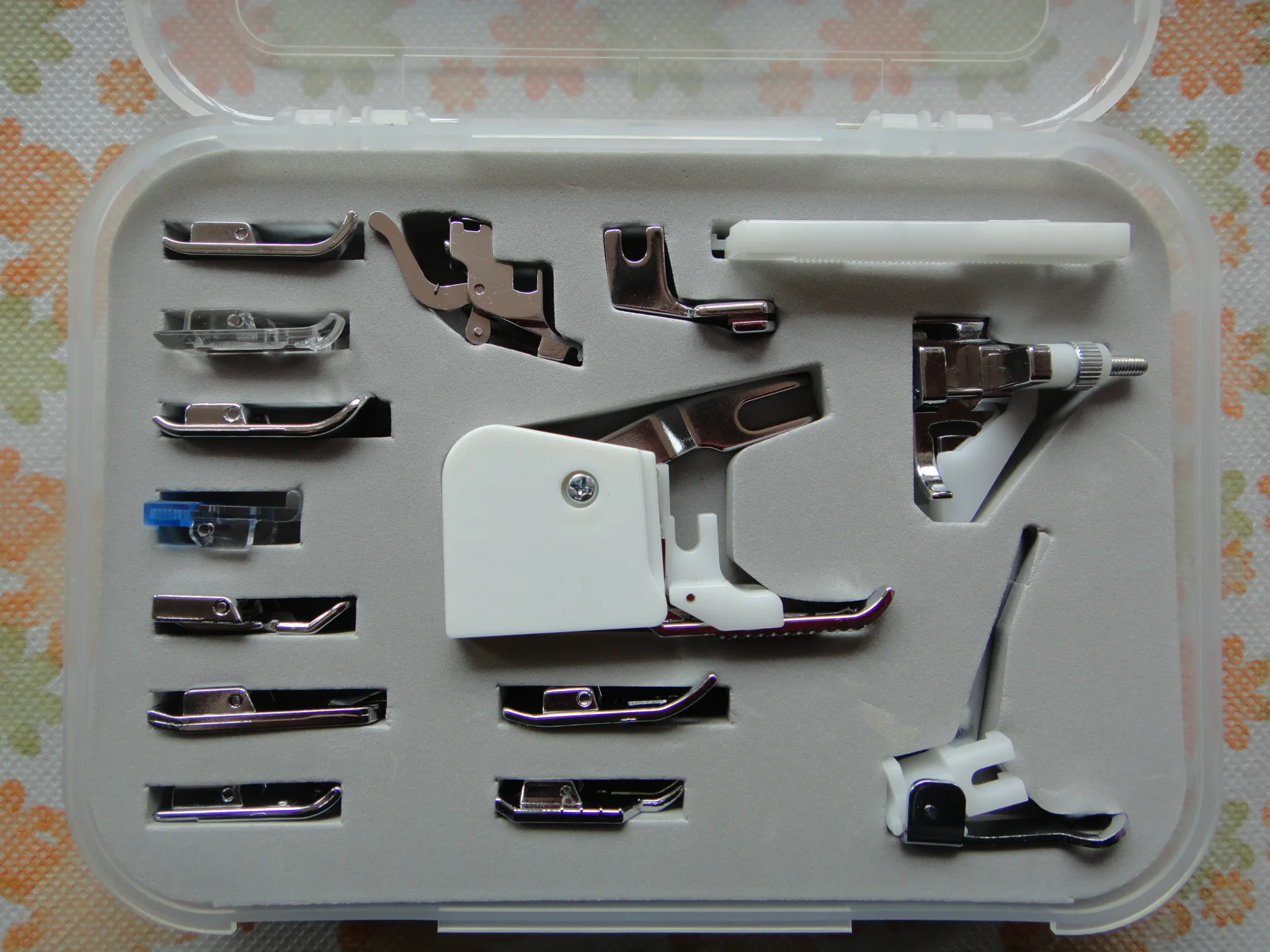 

Multifunctional foot plastic boxes English 32 foot set 32 piece presser foot combination