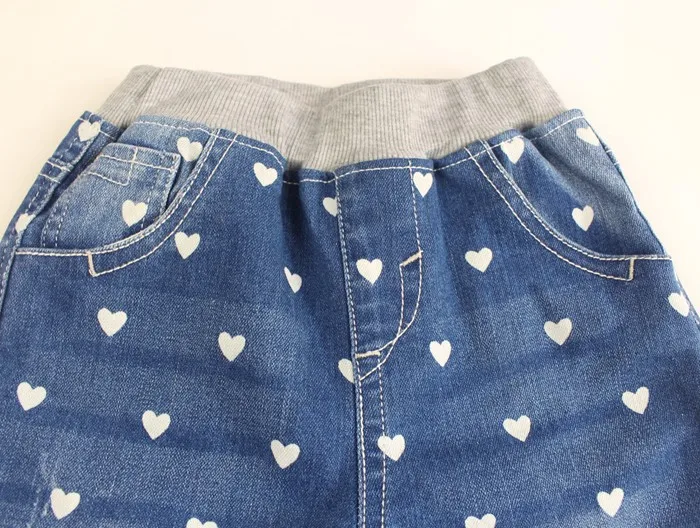 Джинсы для девочек с принтом сердечек, весенне-осенние хлопковые джинсы, Детские повседневные длинные штаны, детские брюки с эластичной резинкой на талии