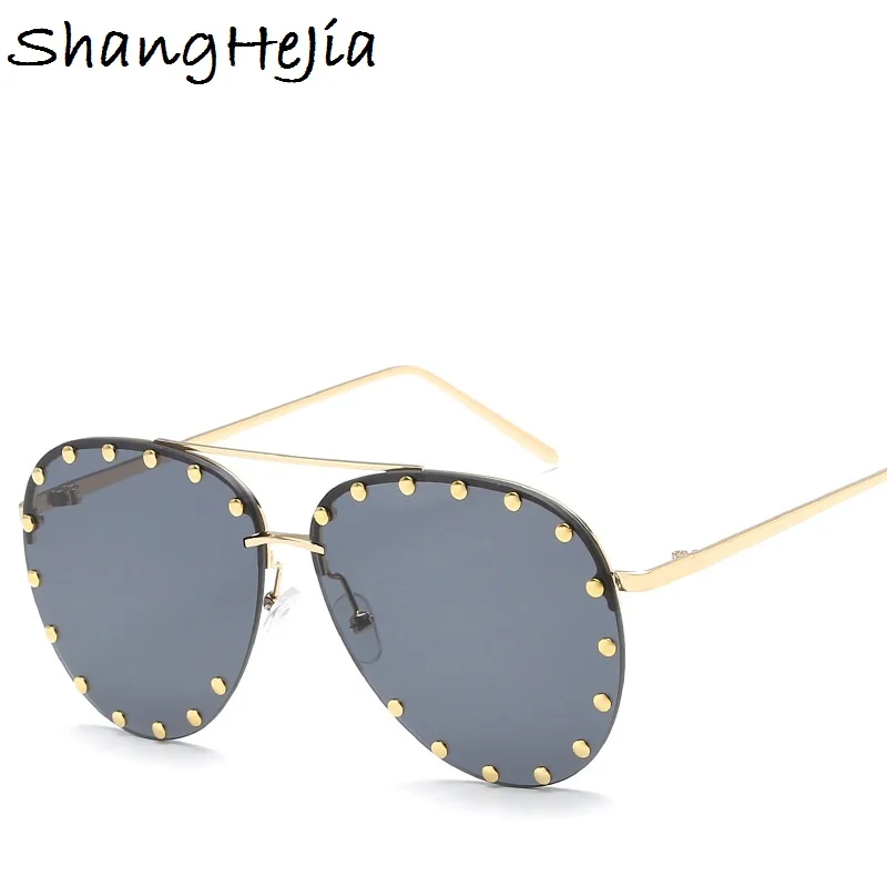 Occhiali da sole per aviazione con rivetti in metallo di marca Occhiali da sole punk da donna Tè sfumato 2023 Occhiali da vista pilota senza montatura oversize da guida_voghion.com