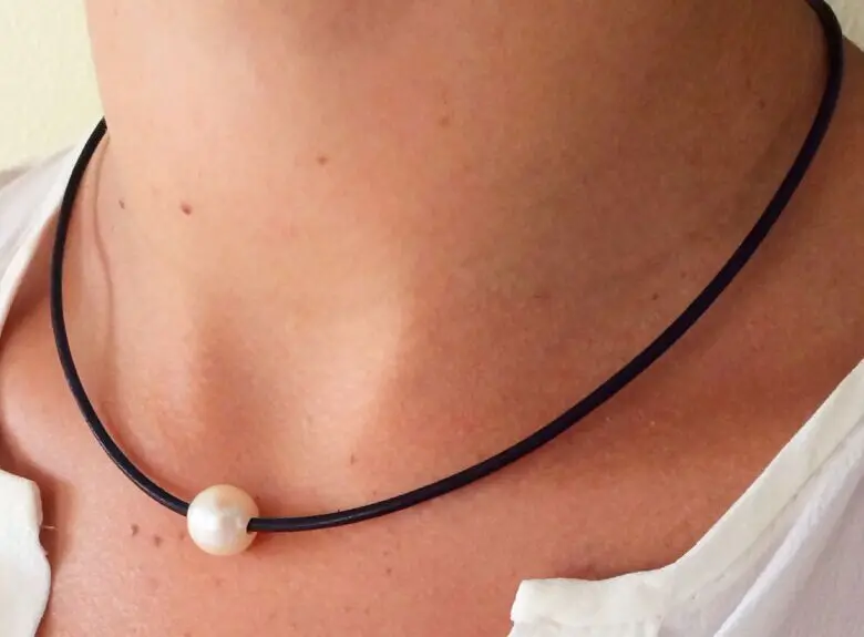 

10-11mm round south seas white pearl pendant 18inch leather chain
