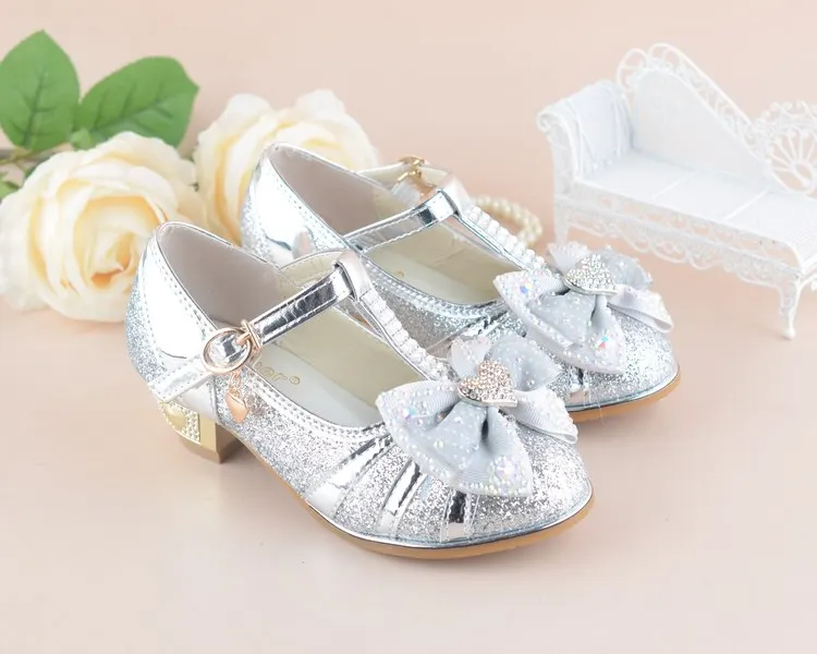 Обувь для девочек принцессы Новинка года осень Сердце Дизайн Весна Детские Свадебные Сандалии Высокие каблуки танцы модельные детские туфли