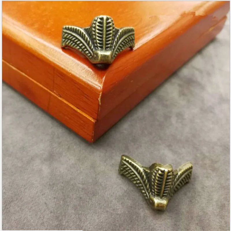 

Antique Wood Box Feet Leg Corner Protector Triangle Rattan Carved Decorative 4PCS Bracket For Furniture Hardware