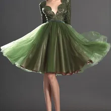 ; милое коктейльное платье до колена с длинными рукавами и кружевным лифом