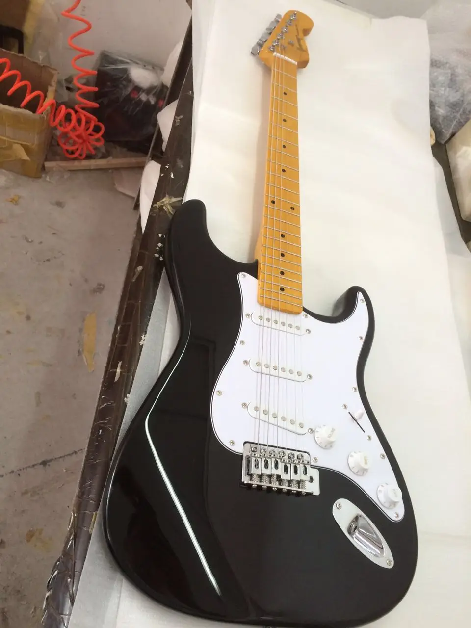 Завод прямых продаж ST электрическая гитара имеем больше стиля, вы можете выбрать более картина в наличии 