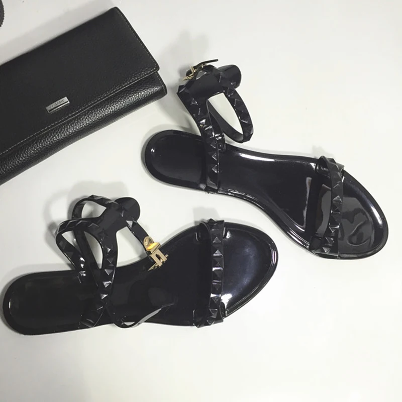 Европейский лаконичный римские сандалии mujer открытый носок шипованных ремень flipflop женские туфли из прозрачного пластика летние пляжные гибкие туфли без каблуков жен