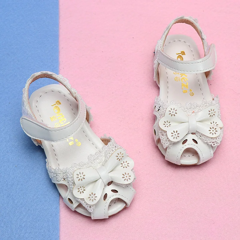 Летние модные сандалии с вырезами для маленьких детей; обувь принцессы для девочек; кружевные пляжные сандалии с бантом; детская летняя обувь на мягкой подошве