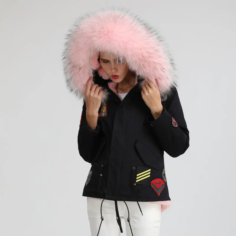 Новинка зимы стиль Coold черный для женщин куртка светло розовый енота меховой воротник значок украшения парка зимнее пальто