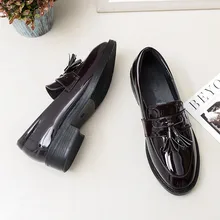 Женская обувь в британском стиле; весенние женские лоферы с кисточками; женские туфли на плоской подошве с острым носком для отдыха; оксфорды из лакированной кожи в стиле ретро