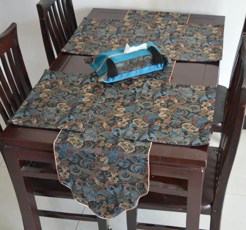 Table runner 33 x 196 cm + 4 PCS placemats 29 x 39 cm + 180 mm paper