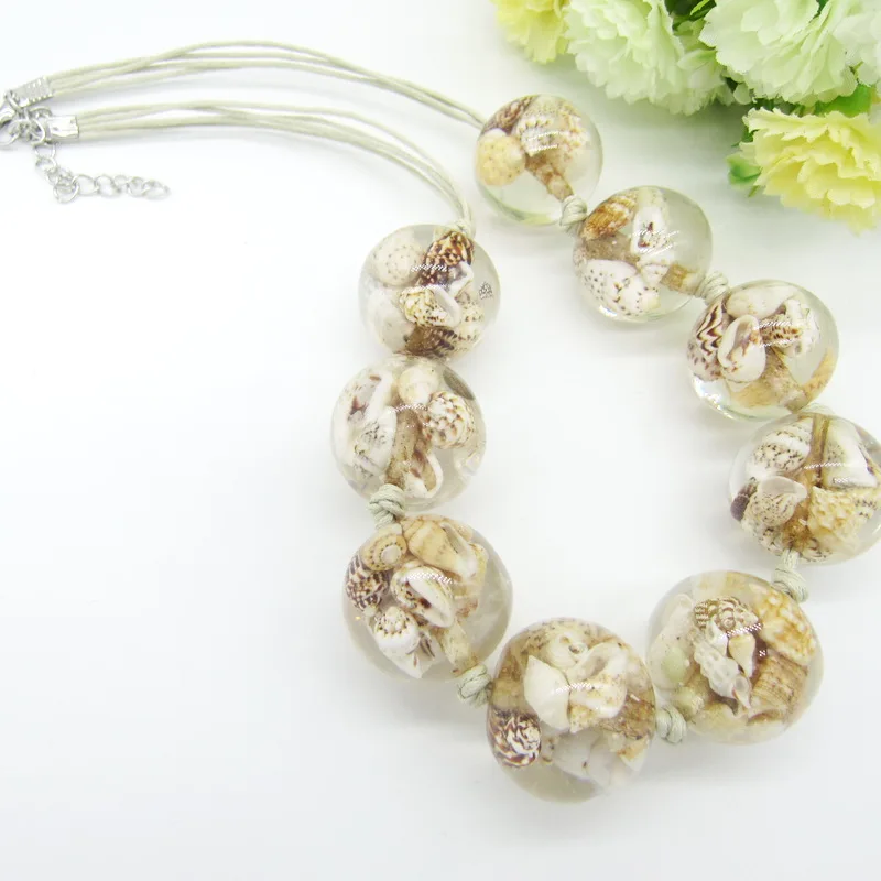 Новинка, женское короткое ожерелье из прозрачных круглых бусин с натуральными ракушками